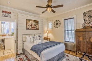 5 bedrooms, desk, iron/ironing board, WiFi