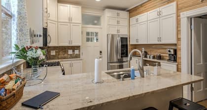 5BR Charm|Hot Tub & Fire Pit|Downtown