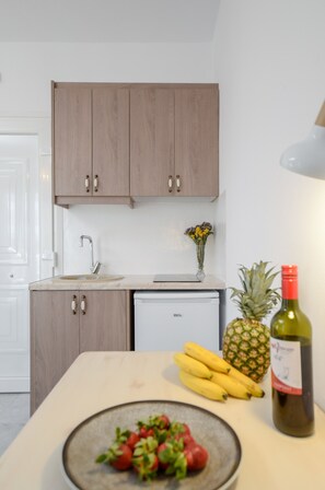 Superior Studio | Private kitchen | Mini-fridge, stovetop, electric kettle, cookware/dishes/utensils - Casa Verde di Naxos (Naxos)