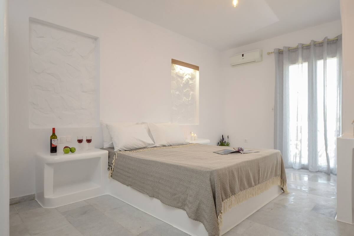 Deluxe Studio | Desk, iron/ironing board (on request), WiFi (free)