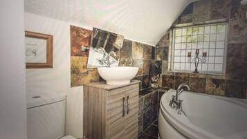 Cottage | Bathroom | Combined shower/bathtub, deep-soaking bathtub, free toiletries