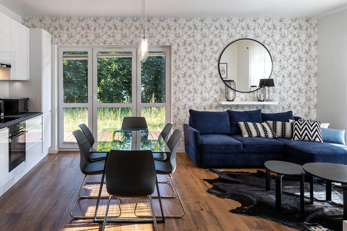 Ein modernes Wohnzimmer mit Küche, Essbereich und Sitzgelegenheiten.