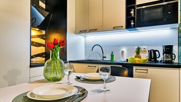 Studio Suite (32) | Private kitchen | Fridge, stovetop, electric kettle, cookware/dishes/utensils