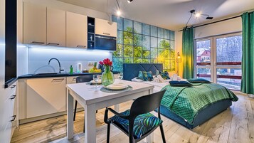 Studio Suite (32) | Living area | Flat-screen TV