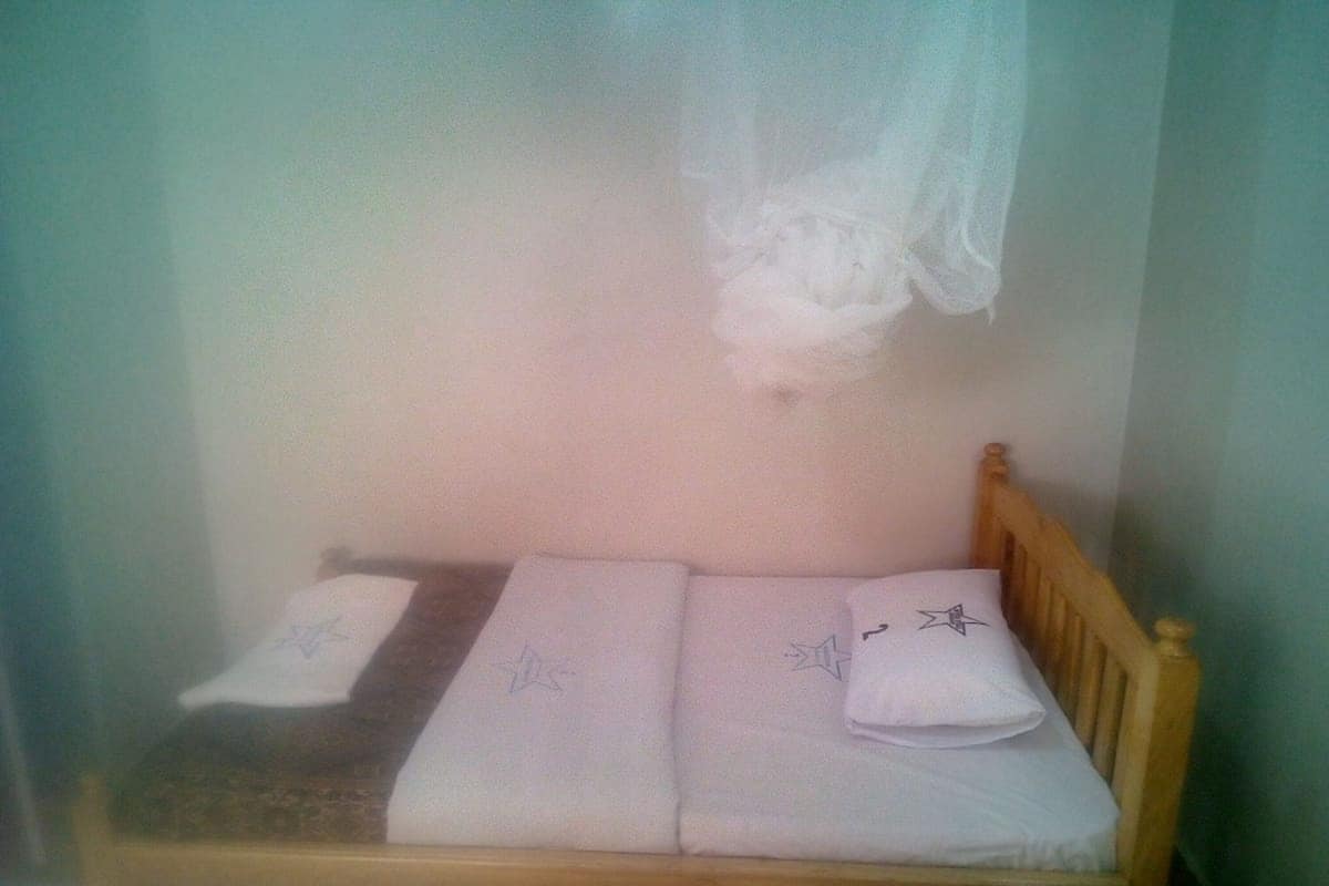 Escritorio, tabla de planchar con plancha, wifi gratis y ropa de cama