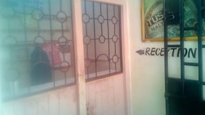 A reception area with a sign indicating the direction to the reception. - Nyeri Star Rest And Lodge (Nyeri)