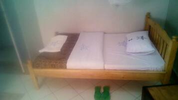 Tweepersoonskamer | Een bureau, een strijkplank/strijkijzer, gratis wifi, beddengoed