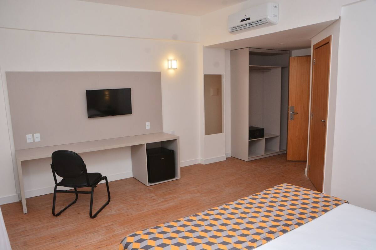 Minibar, in-room safe, laptop workspace, cribs (free)