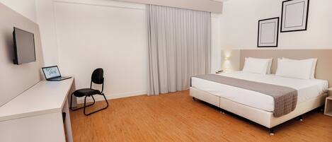 Frigobar, cofres nos quartos, espaço de trabalho para notebook