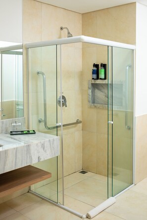 Deluxe Studio Suite | Bathroom | Shower, free toiletries, hair dryer, towels