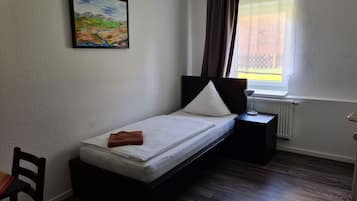 Basic Single Room | Free cots/infant beds, rollaway beds, bed sheets