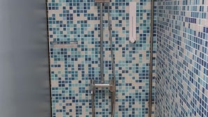 Una pared de azulejos con un diseño geométrico.