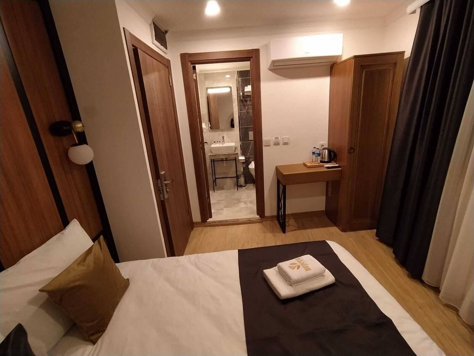 Minibar, in-room safe, desk, iron/ironing board (on request)