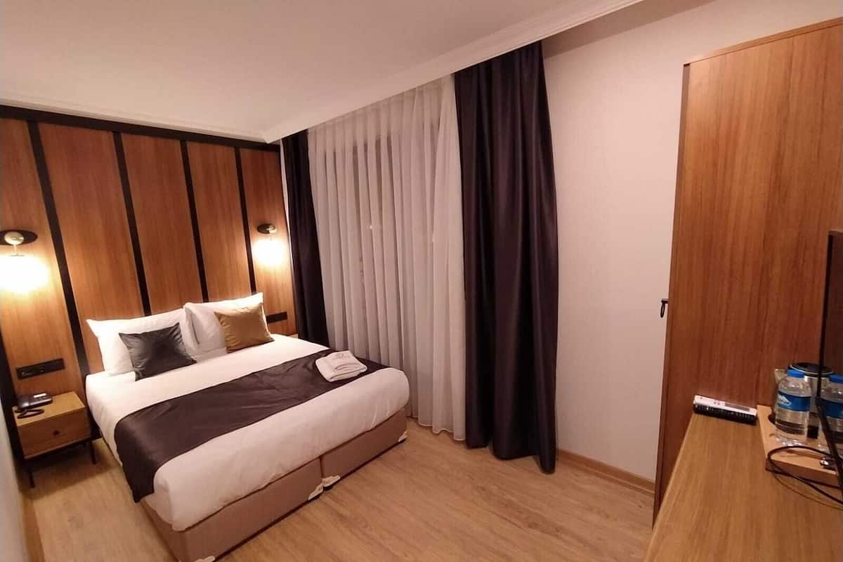 Minibar, una cassaforte in camera, una scrivania, ferro/asse da stiro