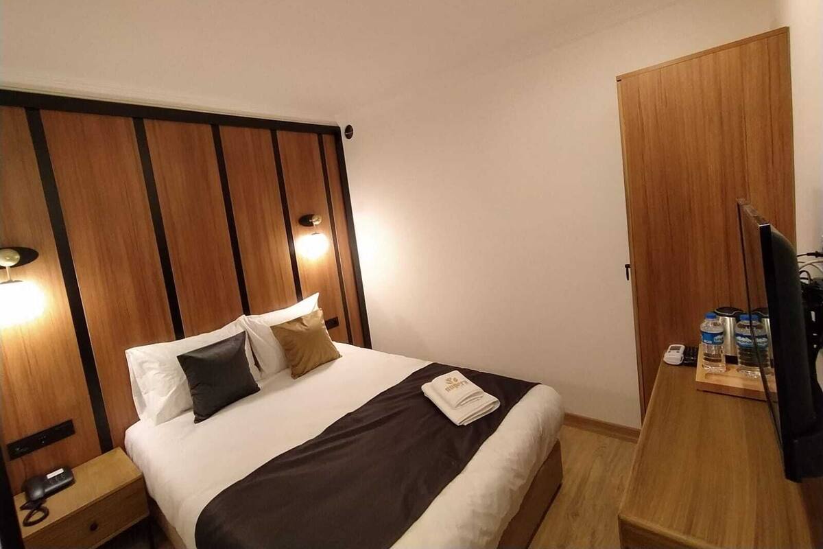 Minibar, in-room safe, desk, iron/ironing board (on request)