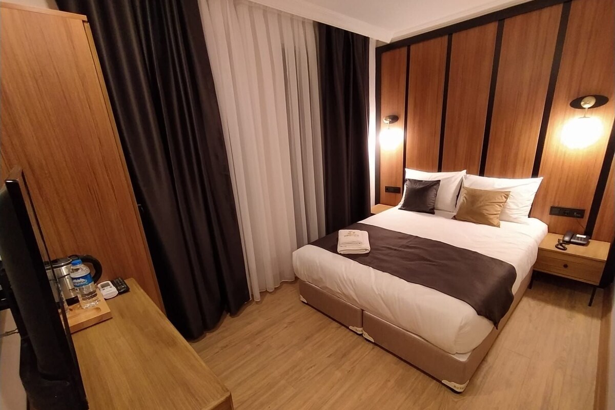 Minibar, in-room safe, desk, iron/ironing board (on request)
