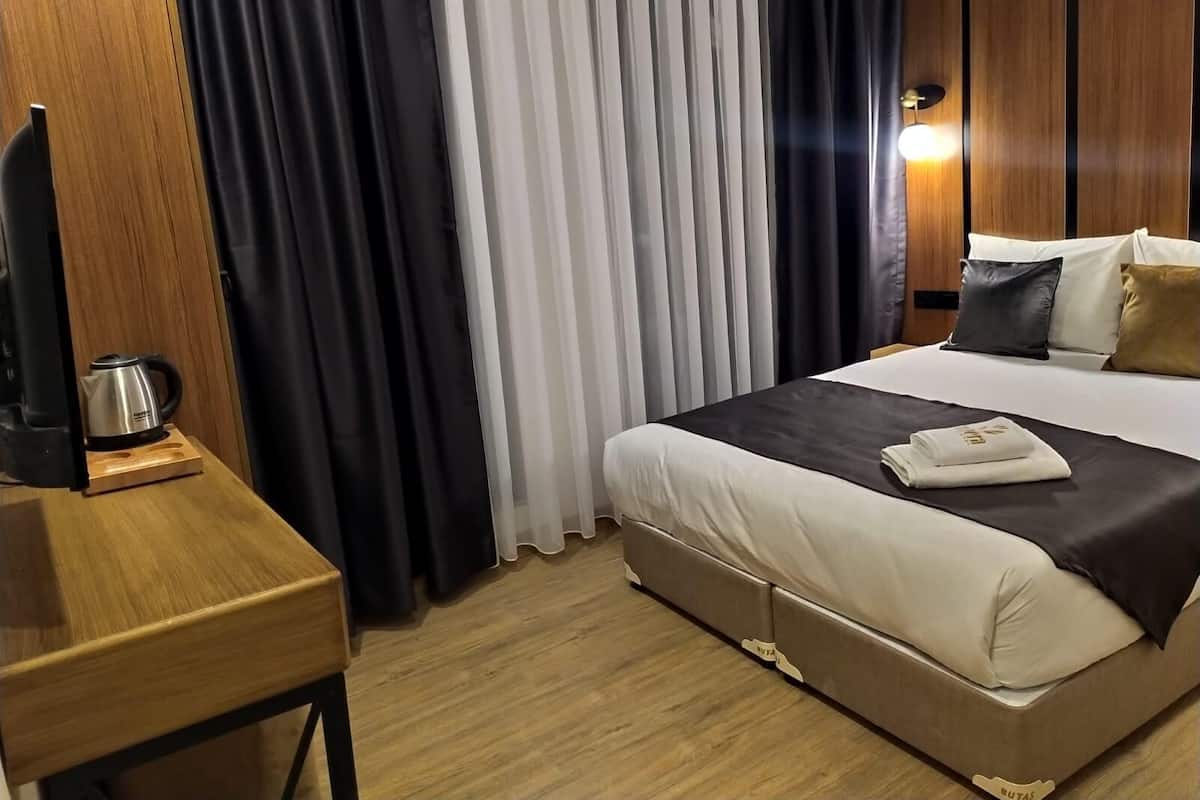 Minibar, in-room safe, desk, iron/ironing board (on request)