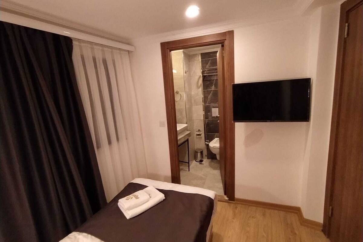 Minibar, in-room safe, desk, iron/ironing board (on request)
