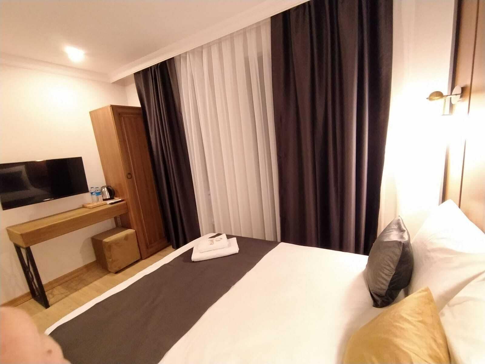 Minibar, in-room safe, desk, iron/ironing board (on request)