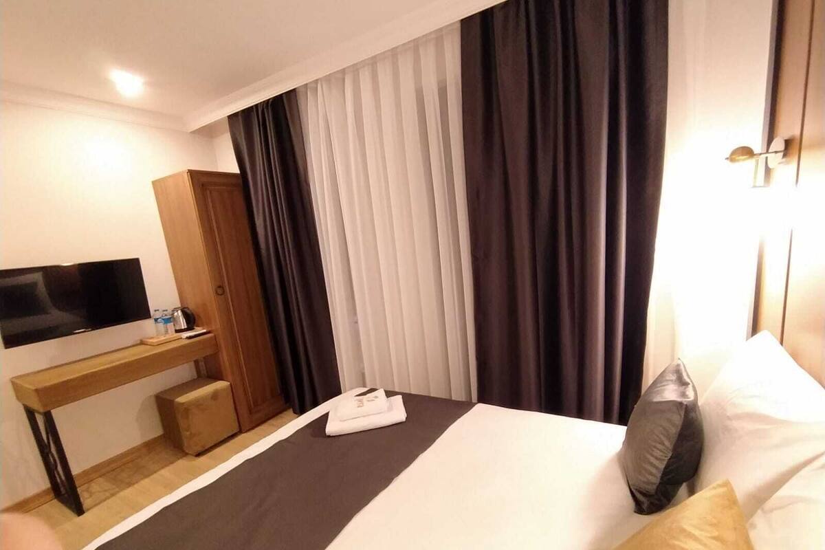 Minibar, in-room safe, desk, iron/ironing board (on request)