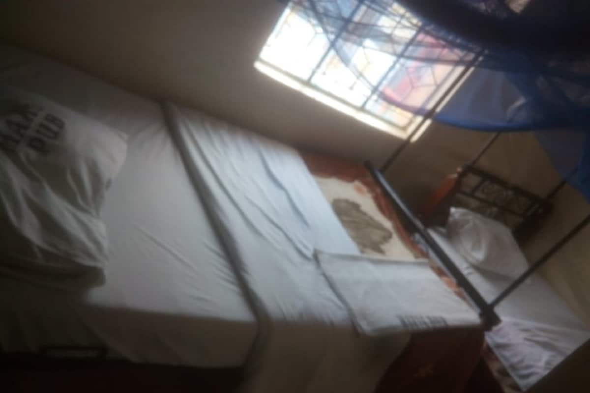 Escritorio y ropa de cama