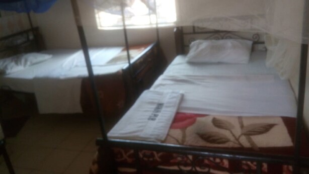 Double Room | Desk, bed sheets - Makis Guest Rooms (Thika)