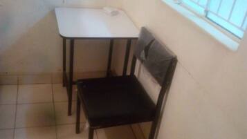 Single Room | Desk, bed sheets