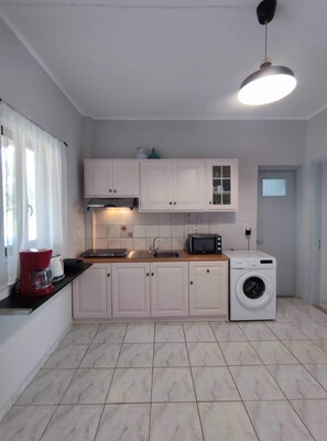 Réfrigérateur, four, plaque de cuisson, cafetière/bouilloire