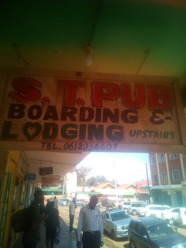 A sign for a boarding and lodging establishment with a contact number.