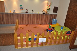 Área de juegos infantiles bajo techo