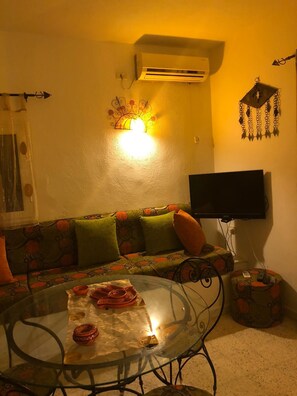 Luxury Studio, 1 Bedroom | Living area