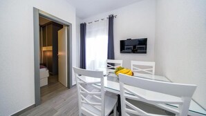 Deluxe Apartment | In-room dining - Beach Family Suites Korda (Dugi Rat)