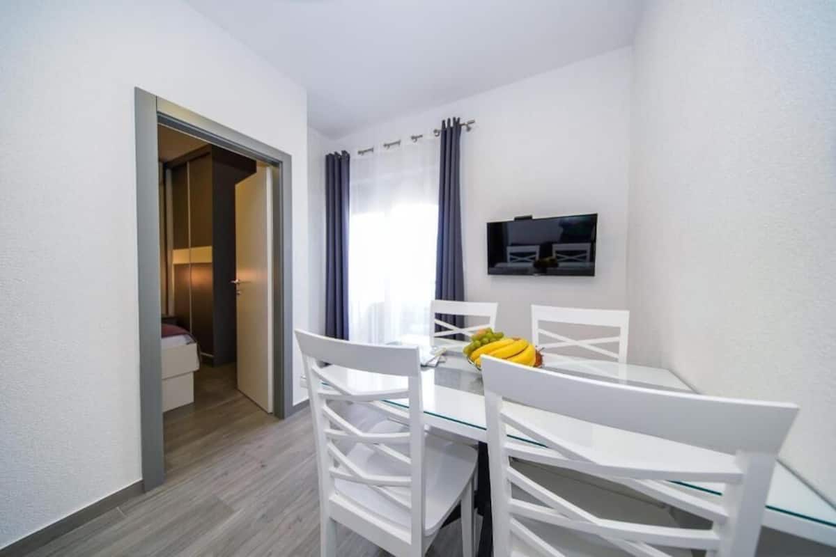 Deluxe Apartment | In-room dining
