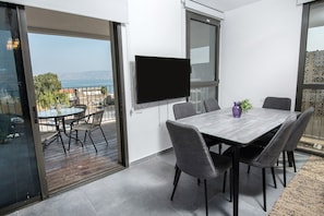 Appartement Familial, 2 chambres, vue lac | Restauration dans la chambre