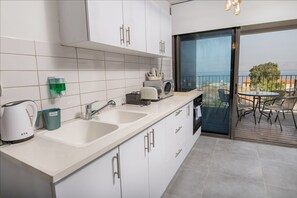 Appartement Familial, 2 chambres, vue lac | Cuisine privée | Réfrigérateur, micro-ondes, four, plaque de cuisson