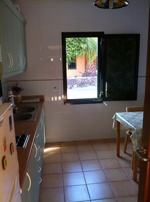 Frigorífic, microones, placa de cuina i cafetera i tetera 