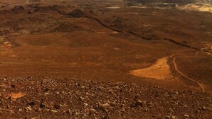 A barren landscape with a clear sky and distant mountains. - RELAX AND TRAQUILADAD pair all kinds of families with or without children  (corralejo)