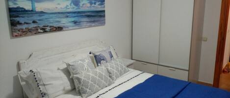 3 makuuhuonetta, silitysrauta/-lauta, internet, vuodevaatteet