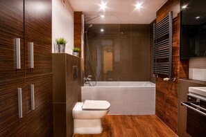 Design Studio Suite | Bathroom | Shower, rainfall showerhead, hair dryer, towels - Dream Aparts - Lofty Scheiblera (Lodz)