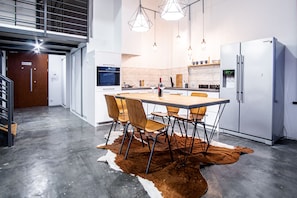 Premium Apartment | Private kitchenette | Coffee/tea maker, electric kettle, cookware/dishes/utensils
