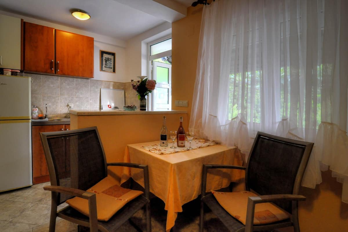 Estudio básico | Servicio de comidas en la habitación