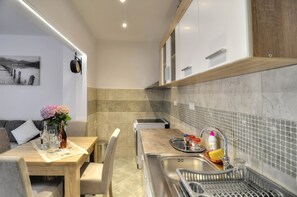 Classic-Apartment | Essbereich im Zimmer