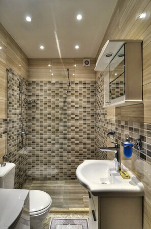 Classic Apartment | Bathroom | Shower, free toiletries, hair dryer, bathrobes - Apartments Banicevic (Tivat)