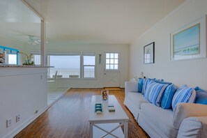 Smart TV, DVD player, stereo - Oceanfront on Dry Sandy Carbon Beach - Sandpiper (Malibu)