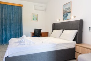 Studio (11) | Laptopgeeigneter Arbeitsplatz, Bügeleisen/Bügelbrett