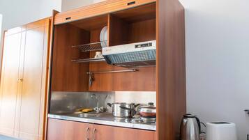 Frigorifero, piano cottura, macchina per tè/caffè, bollitore elettrico