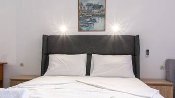 Estudio (11) | Espacio para trabajar con laptop y tabla de planchar con plancha