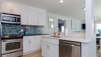 Een koelkast, een magnetron, een oven, een kookplaat