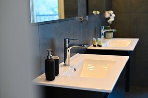 디럭스 펜트하우스, 침실 4개, 호수 전망 | 욕실 세면대