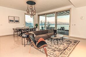 Deluxe Penthouse, 4 Bedrooms, Lake View | Living room